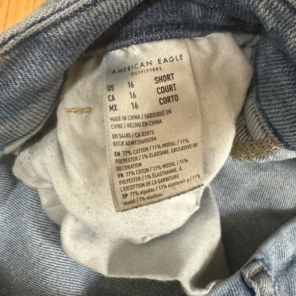 American Eagle Distressed Light/Medium Wash Mom Jeans Size 16 SHORT - Picture 3 of 6
